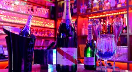 Bar à champagne - serveuse - débutante acceptée