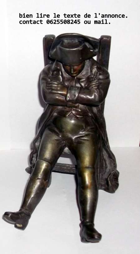 Napoleon assis sur une chaise.