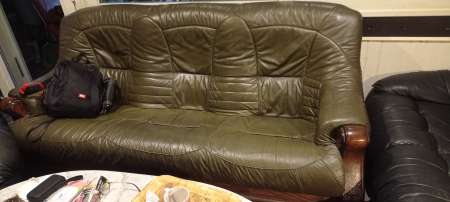 Canapé Cuir et les deux fauteuils assortis