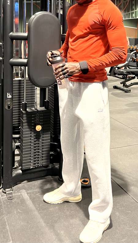 Homme motivé à la recherche du travail