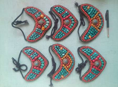 Un lot de 6 plastrons tibétains