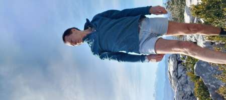 Homme de compagnie naturiste