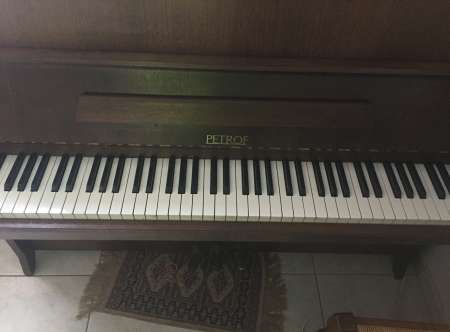 Piano droit PETROF P135