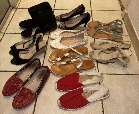 Nombreuses paires de chaussures femme