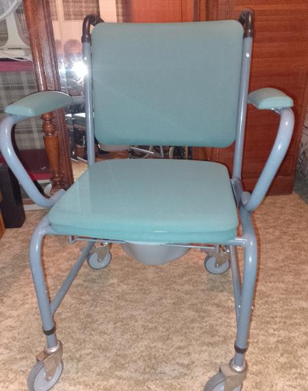 Chaise de douche roulante et percée avec seau
