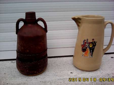 une jarre roumaine, une carafe portugaise.