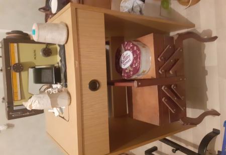 Machine à coudre avec meuble