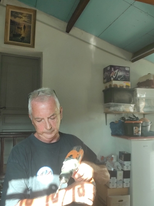 Propose petits bricolages, ménages, entretiens