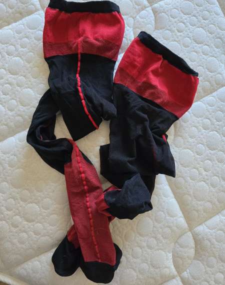 Bas jaretelle en nylon rouge et noir