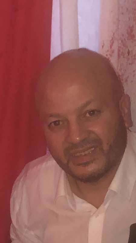 Homme recherche tâche en bâtiment