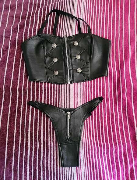 Vends vêtements, perruques, chaussures