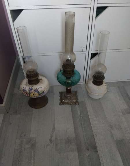 Moulins a café et lampes a pétrole