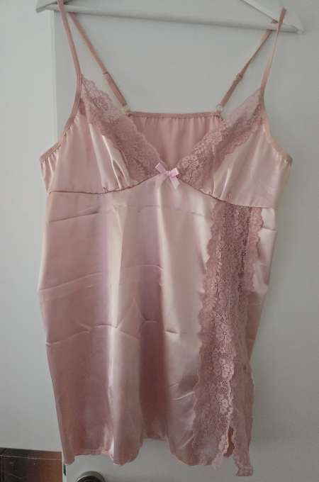 Nuisette en satin portée pour fetichiste