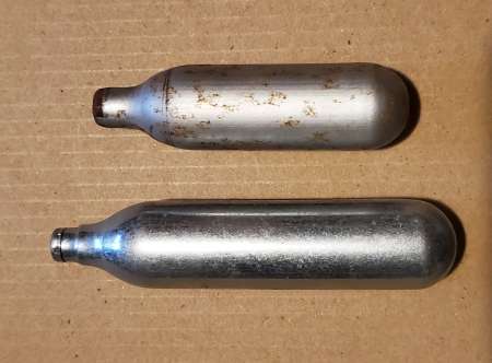 Récupère petites recharges de CO2 et de N20 vides